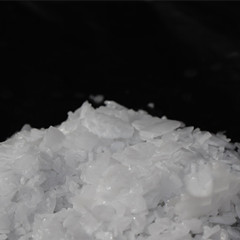 氫氧化鈉主要用于造紙、纖維素紙漿和肥皂的生產(chǎn)、合成洗滌劑、合成脂肪酸和動(dòng)植物脂肪的精煉。