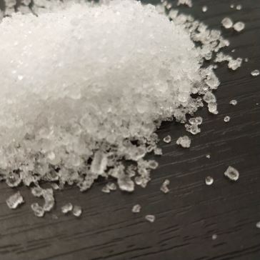 四水硝酸鈣 外觀: 無色透明單斜晶體